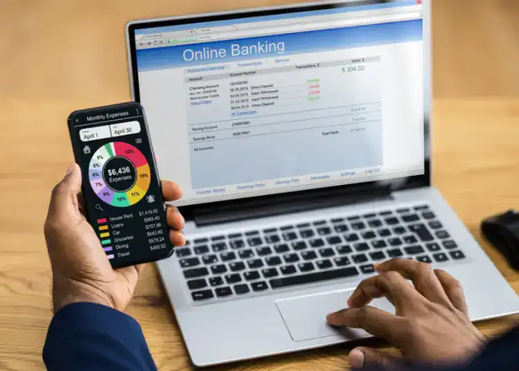 Persona usando una cuenta digital