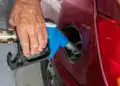 persona echando gasolina