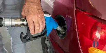 Persona echando gasolina
