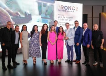 En la foto, ejecutivos Qik Banco Digital Dominicano, S.A. – Banco Múltiple, y de la agencia Pagés BBDO.