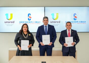 Karina Bretón, VP senior Operaciones y Canales del BHD; José Luis Ventura, presidente ejecutivo de la Asociación Cibao y Kelvin Fernández, VP de Canales y Estrategia Digital Banreservas - julio 2024.