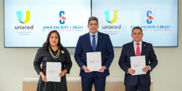Karina Bretón, VP senior Operaciones y Canales del BHD; José Luis Ventura, presidente ejecutivo de la Asociación Cibao y Kelvin Fernández, VP de Canales y Estrategia Digital Banreservas - julio 2024.