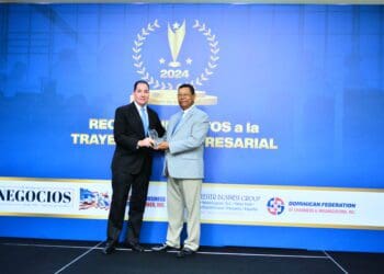 Randolph Phipps recibiendo el premio al reconocimiento a la trayectoria empresarial, de Pedro Díaz Ballester - julio 2024