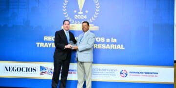 Randolph Phipps recibiendo el premio al reconocimiento a la trayectoria empresarial, de Pedro Díaz Ballester - julio 2024