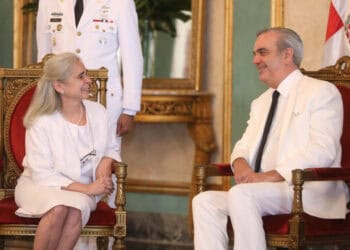 Luis Abinader Recibe a Nuevos Embajadores