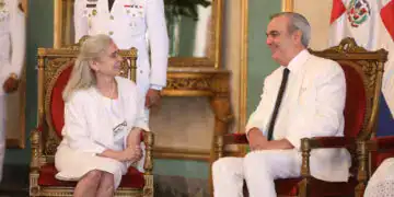 Luis Abinader Recibe a Nuevos Embajadores