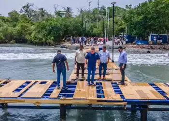 Jean Luis Rodríguez Supervisando Muelles