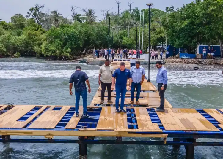 Jean Luis Rodríguez Supervisando Muelles