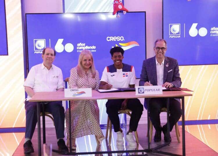 Desde la izquierda, los señores Felipe Vicini, Rosa Hernández de Grullón, Marileidy Paulino y José Mármol.