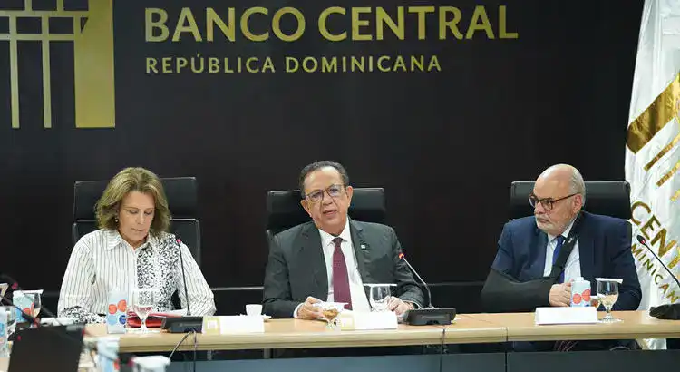 Gobernador Valdez Albizu recibe a la misión del Artículo IV del FMI