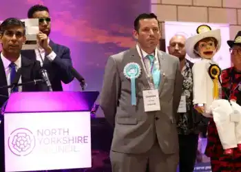 Rishi Sunak logró mantener su escaño en su circunscripción de Richmond y Northallerton, donde otros candidatos, entre ellos los de Reform UK y del Official Monster Raving Loony Party, escucharon su discurso