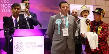 Rishi Sunak logró mantener su escaño en su circunscripción de Richmond y Northallerton, donde otros candidatos, entre ellos los de Reform UK y del Official Monster Raving Loony Party, escucharon su discurso