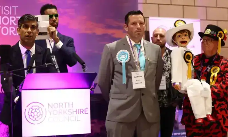Rishi Sunak logró mantener su escaño en su circunscripción de Richmond y Northallerton, donde otros candidatos, entre ellos los de Reform UK y del Official Monster Raving Loony Party, escucharon su discurso
