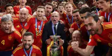 Luis de la Fuente sostiene la Copa en los festejos de España. Getty Imagesnormal