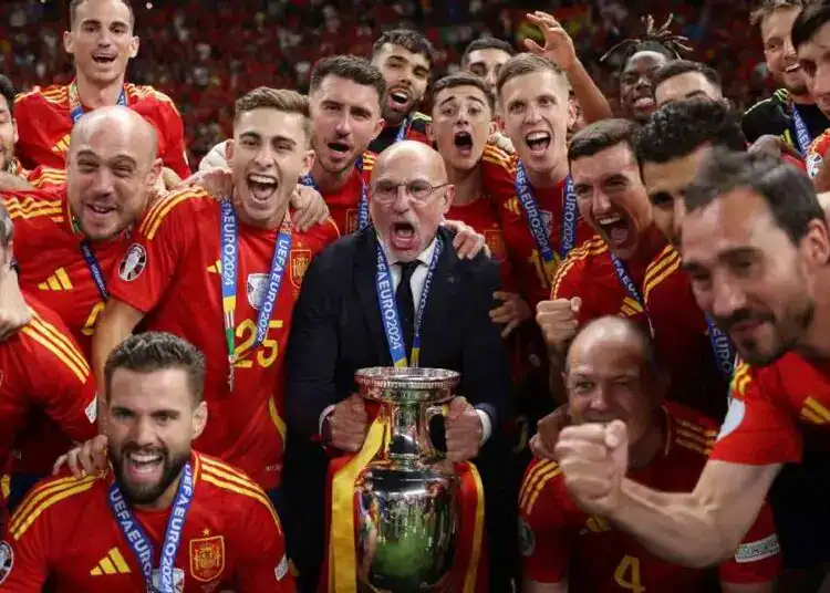 Luis de la Fuente sostiene la Copa en los festejos de España. Getty Imagesnormal