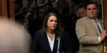 La directora del Servicio Secreto Kimberly Cheatle en una audiencia del Comité de Supervisión de la Cámara de Representantes el lunes. FOTO: KEVIN MOHATT/REUTERS