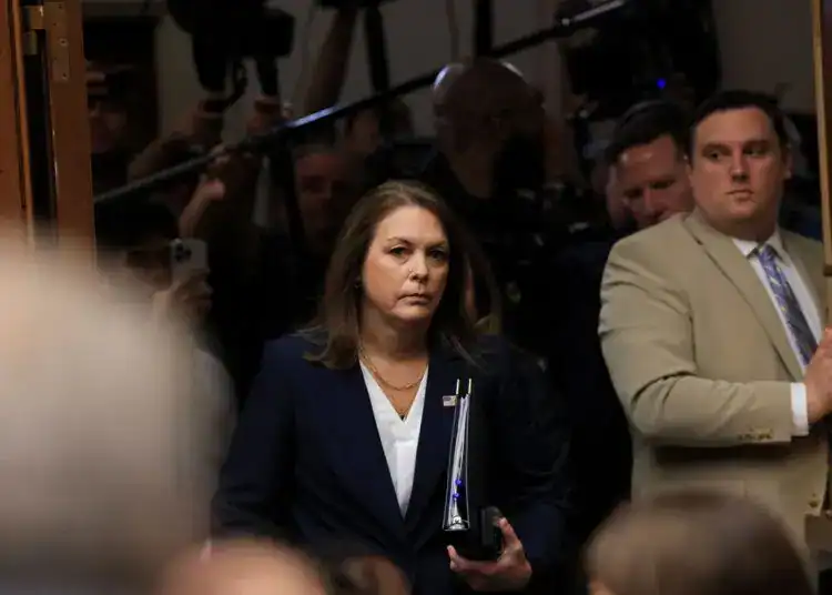 La directora del Servicio Secreto Kimberly Cheatle en una audiencia del Comité de Supervisión de la Cámara de Representantes el lunes. FOTO: KEVIN MOHATT/REUTERS