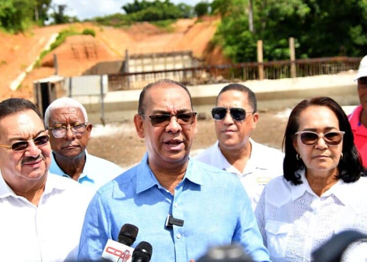 El ministro de Obras Públicas y Comunicaciones, Deligne Ascención