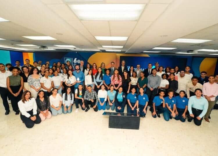 Banco Popular otorga 60 becas a jóvenes meritorios