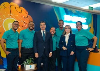 Christopher Paniagua, presidente ejecutivo del Banco Popular y la señora. Antonia Antón de Hernández, vicepresidenta ejecutiva senior Gestión Humana, Transformación Cultural, Administración de Crédito y Cumplimiento, junto a varios de los participantes.