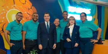 Christopher Paniagua, presidente ejecutivo del Banco Popular y la señora. Antonia Antón de Hernández, vicepresidenta ejecutiva senior Gestión Humana, Transformación Cultural, Administración de Crédito y Cumplimiento, junto a varios de los participantes.