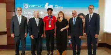 Desde la izquierda, los señores René Grullón, Rafael A. del Toro, Marileidy Paulino, Antonia Antón de Hernández, Juan Lehoux y José Mármol.