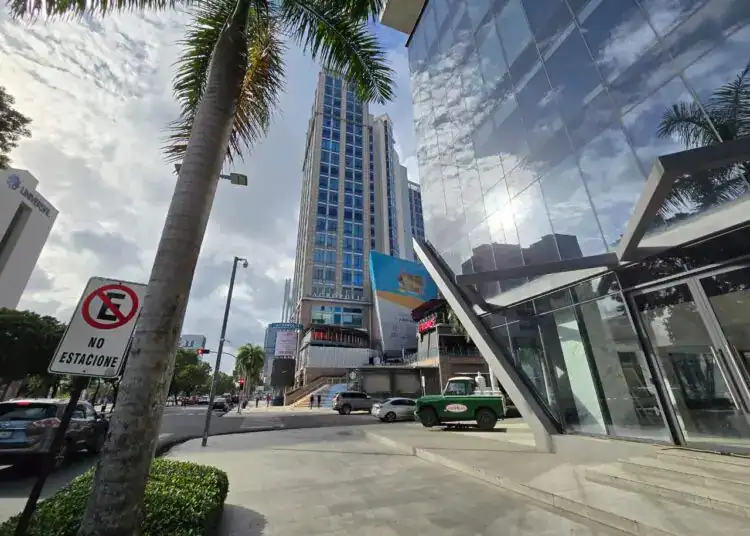 Foto desde la Av. Winston Churchill a Acrópolis Business Center por Fotógrafo de Diario Financiero