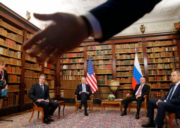 Desde la izquierda, EE. UU. El secretario de Estado Antony Blinken, el presidente Biden, el presidente ruso Vladimir Putin y el ministro de Relaciones Exteriores, Sergei Lavrov, en la cumbre entre Estados Unidos y Rusia en Ginebra en 2021. FOTO: DENIS BALIBOUSE/ASSOCIATED PRESS