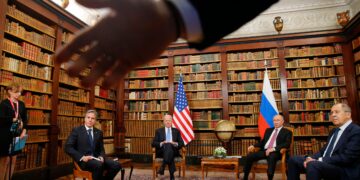 Desde la izquierda, EE. UU. El secretario de Estado Antony Blinken, el presidente Biden, el presidente ruso Vladimir Putin y el ministro de Relaciones Exteriores, Sergei Lavrov, en la cumbre entre Estados Unidos y Rusia en Ginebra en 2021. FOTO: DENIS BALIBOUSE/ASSOCIATED PRESS