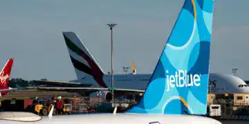 Un avión de JetBlue en el Aeropuerto Internacional John F. Kennedy el martes 28 de junio de 2022, en Nueva York. (AP Foto/Julia Nikhinson, Archivo)