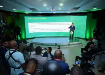 Leonel Fernández denuncia espionaje masivo a través de cámaras de vigilancia y frecuencias 4G no reguladas en República Dominicana