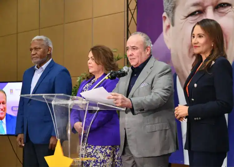 PLD  en rueda de prensa advierte que la fusión de instituciones no garantiza ahorro para los dominicanos.