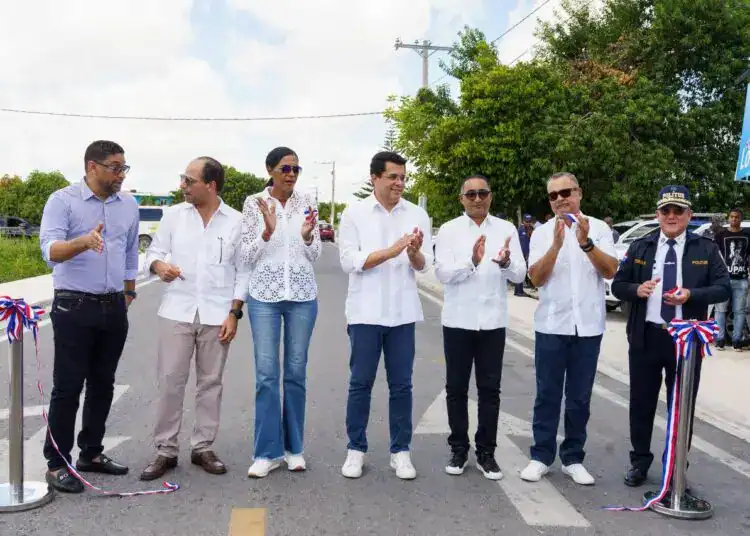 Ministro de Turismo Inaugurando Obra del Este
