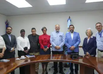 Representantes jurídicos y técnicos de ambas entidades durante la reunión de inicio de traspaso de la presa Guaigüí a EGEHID.