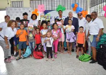 Seaboard entrega útiles escolares a más de 600 niños y niñas de Villa Francisca.