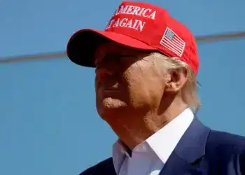 Foto de Donald Trump con gorra de MAGA
