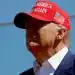 Foto de Donald Trump con gorra de MAGA