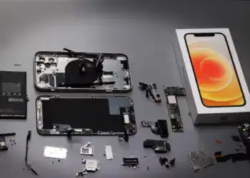 Con iOS 18 llega una nueva función para supervisar el uso de repuestos usados para reparar un iPhone: mostrará un mensaje de alerta si son piezas tomadas de un teléfono denunciado como robadoShutterstock - Shutterstock