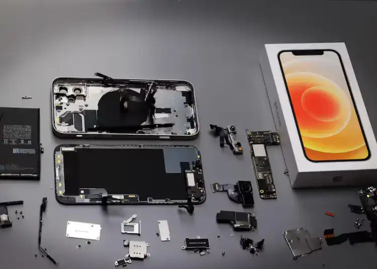 Con iOS 18 llega una nueva función para supervisar el uso de repuestos usados para reparar un iPhone: mostrará un mensaje de alerta si son piezas tomadas de un teléfono denunciado como robadoShutterstock - Shutterstock