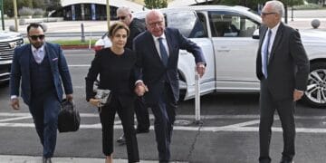 Rupert Murdoch y su esposa Elena Zhukova se dirigieron al juzgado el lunes en Reno, Nev. ANDY BARRON/ASSOCIATED PRESS