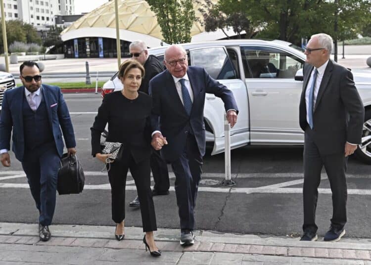 Rupert Murdoch y su esposa Elena Zhukova se dirigieron al juzgado el lunes en Reno, Nev. ANDY BARRON/ASSOCIATED PRESS