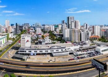 República Dominicana, Santo Domingo - 23 de abril de 2023: Vista aérea del centro comercial Agora Mall en la avenida John F. Kennedy en el centro de la ciudad capital