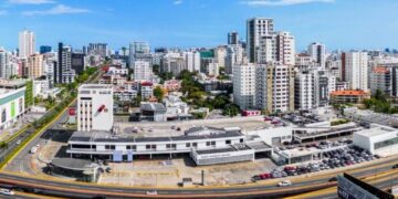 República Dominicana, Santo Domingo - 23 de abril de 2023: Vista aérea del centro comercial Agora Mall en la avenida John F. Kennedy en el centro de la ciudad capital