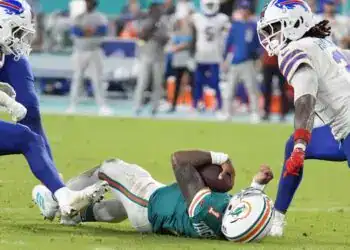 El quarterback Tua Tagovailoa, de los Dolphins de Miami, yace en el terreno tras sufrir una conmoción cerebral en el partido del jueves 12 de septiembre de 2024, ante los Bills de Buffalo (AP/REBECCA BLACKWELL)