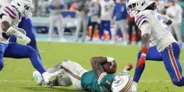 El quarterback Tua Tagovailoa, de los Dolphins de Miami, yace en el terreno tras sufrir una conmoción cerebral en el partido del jueves 12 de septiembre de 2024, ante los Bills de Buffalo (AP/REBECCA BLACKWELL)