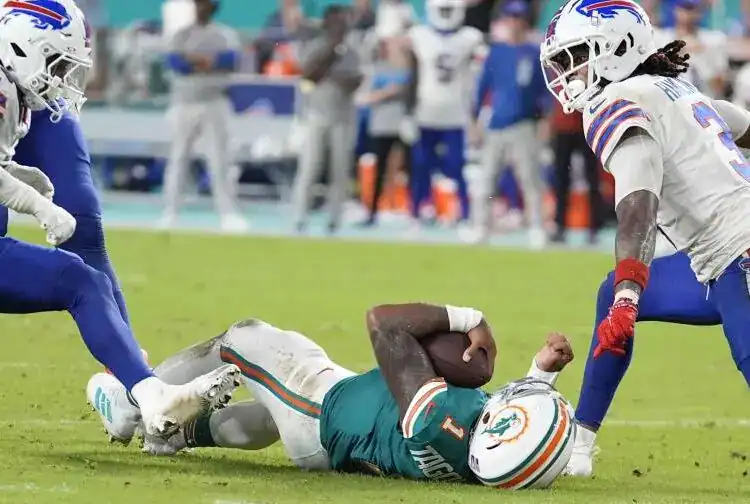 El quarterback Tua Tagovailoa, de los Dolphins de Miami, yace en el terreno tras sufrir una conmoción cerebral en el partido del jueves 12 de septiembre de 2024, ante los Bills de Buffalo (AP/REBECCA BLACKWELL)