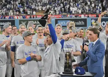 Los Dodgers levantaron el trofeo del campeonato de la Liga Nacional.