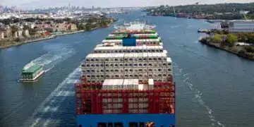 Un buque portacontenedores sale del puerto de Newark el 30 de septiembre de 2024.Spencer Platt / Getty Images