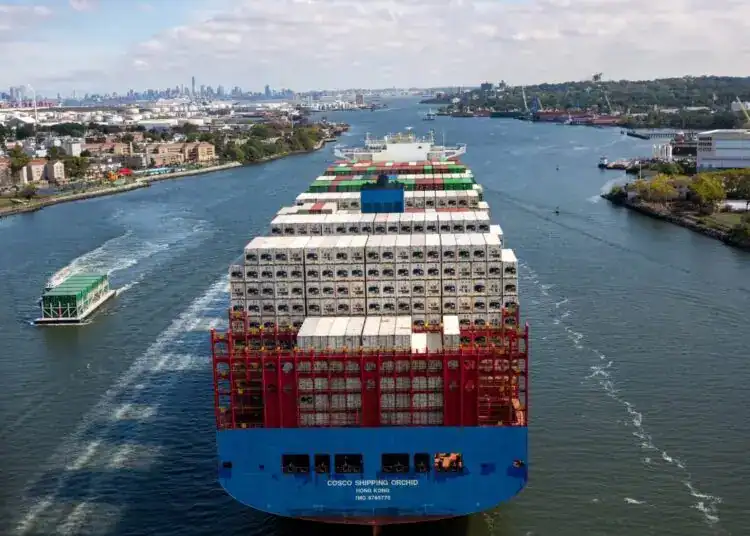 Un buque portacontenedores sale del puerto de Newark el 30 de septiembre de 2024.Spencer Platt / Getty Images