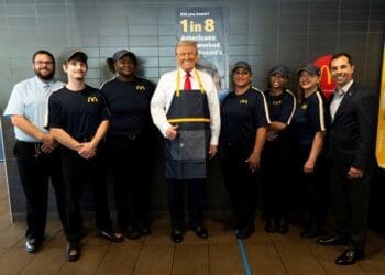 Trump en su visita al Mc Donalds de Pensilvania